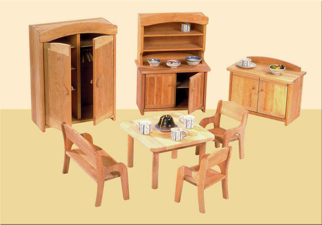 Schöllner Puppenschrank Ansicht 2