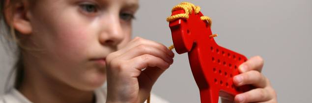 Naef Schnurpfel-Pony, rot Ansicht 2 Naef Schnurpfel-Pony, rot Ansicht 2