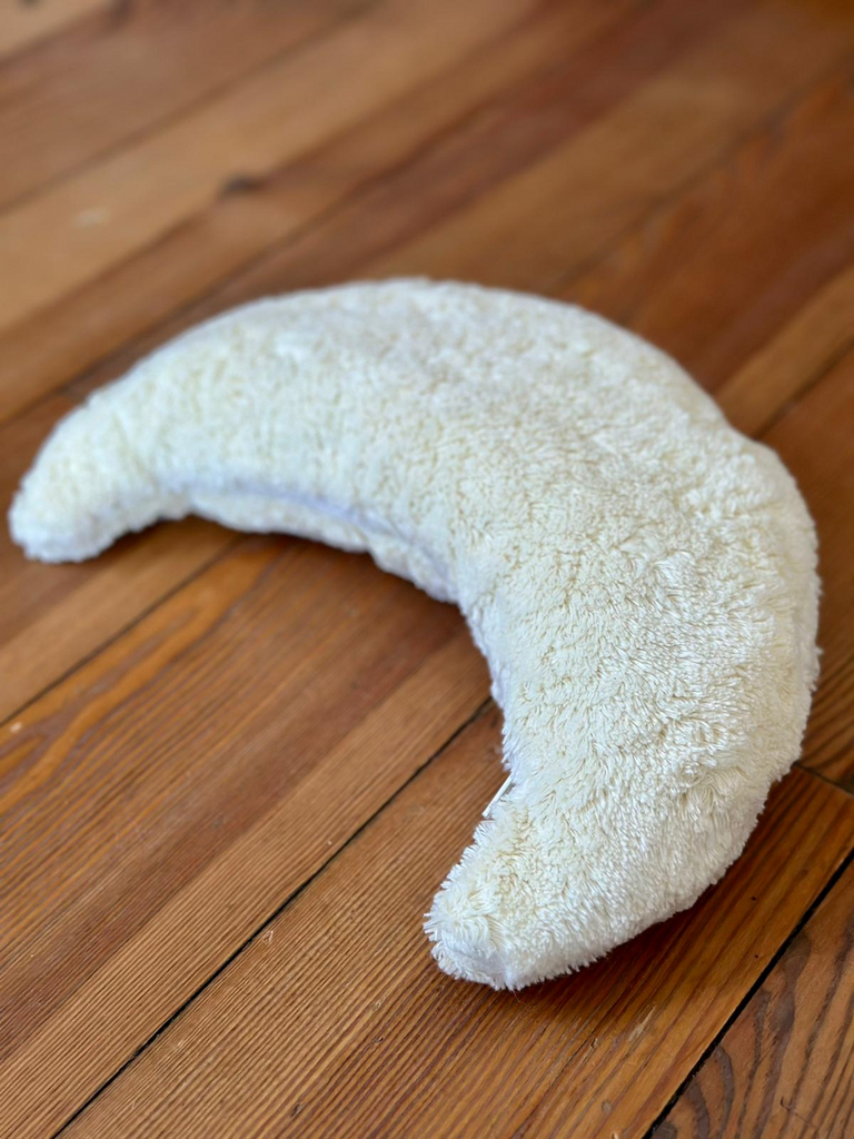 Ergonomisches Nackenkissen in Form eines Mondes auf Holzfußboden