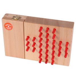 Holzspielzeug Legepuzzle mit roten Pins Holzspielzeug Legepuzzle mit roten Pins in einer rechteckigen Holzbox
