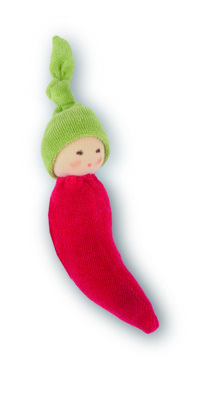 Niedliches Stoffpüppchen in Form einer roten Chili mit grünem Hut Rotes Stoffpüppchen in Form einer Chili, mit grünem gehäkeltem Hut und freundlichem Gesicht